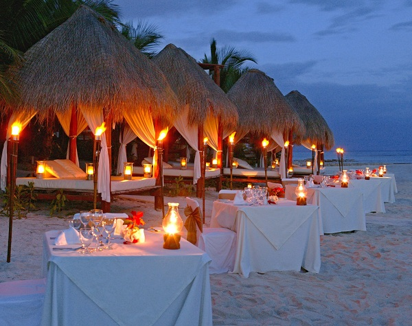 candlelit_beach_dinner_-resized-600