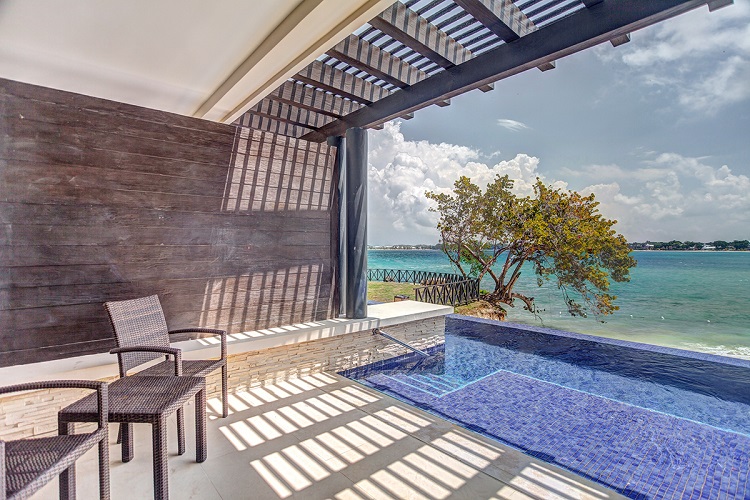 Swim-up suite at Royalton Negril