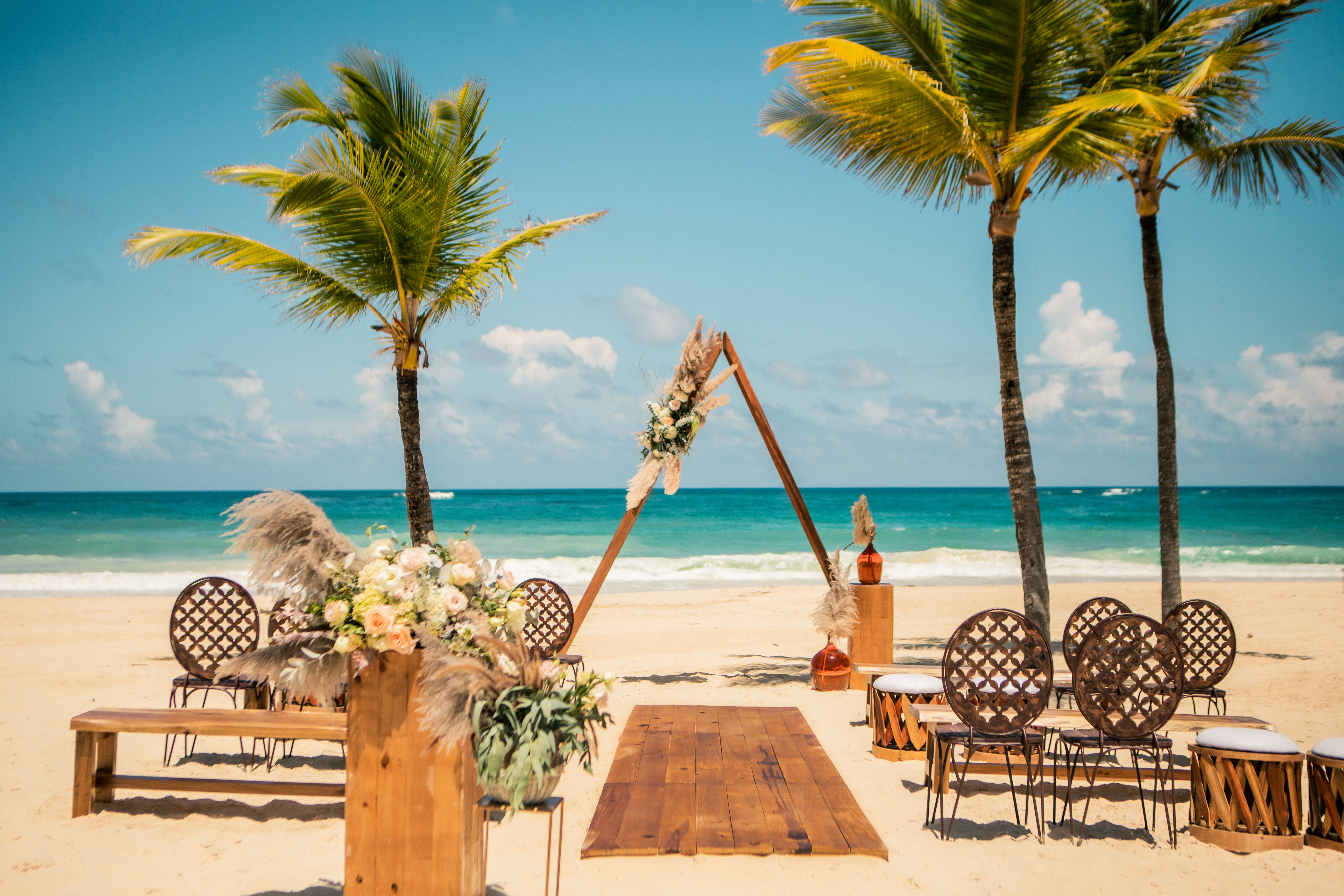 https://blog.destinationweddings.com/wp-content/uploads/2020/04/WeddingInspiration_FreeSpirit_RCeremony.jpg