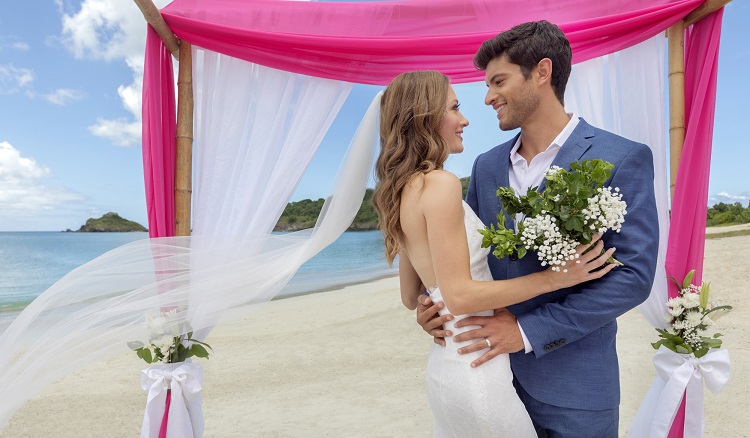 wedding couple on the beach