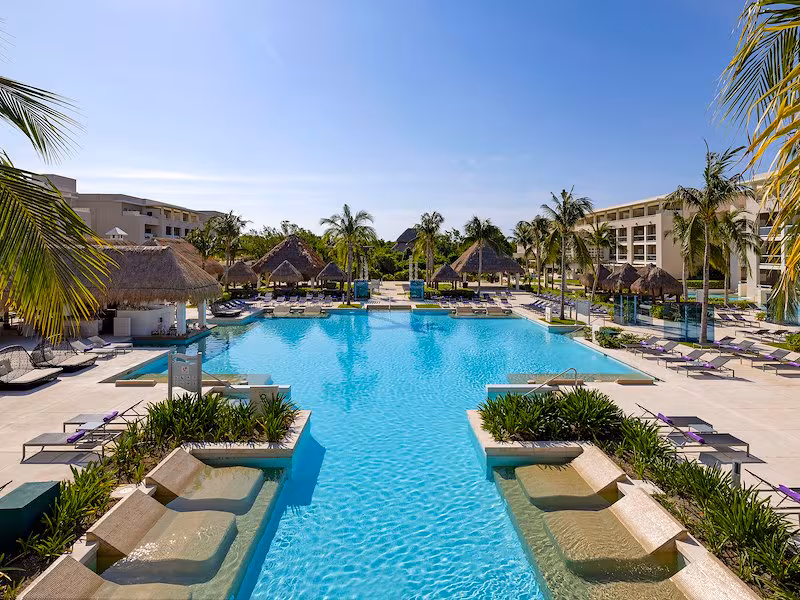 La Perla poolside venue