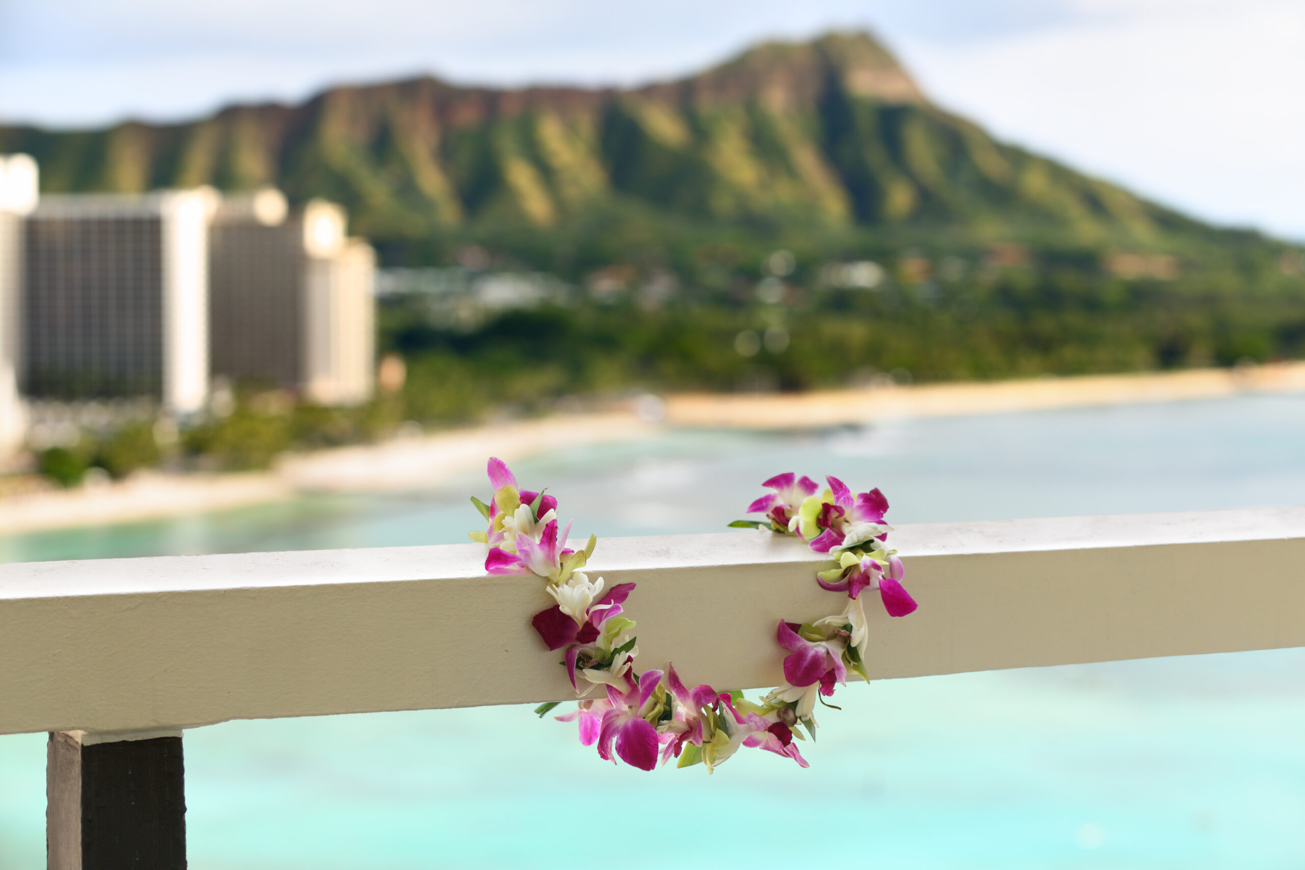 Hawaii,Travel,Icon:,Lei,Flower,Necklace,In,Front,Of,Waikiki