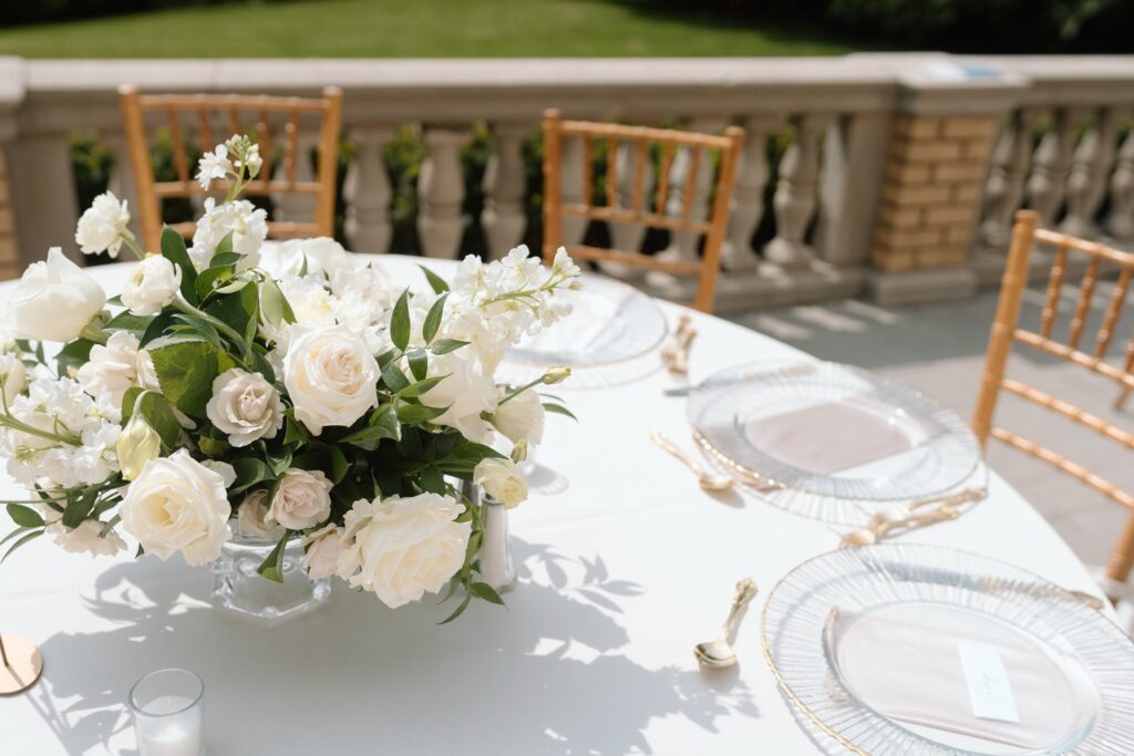 White,Roses,Adorn,Table,At,Elegant,Wedding,Reception.