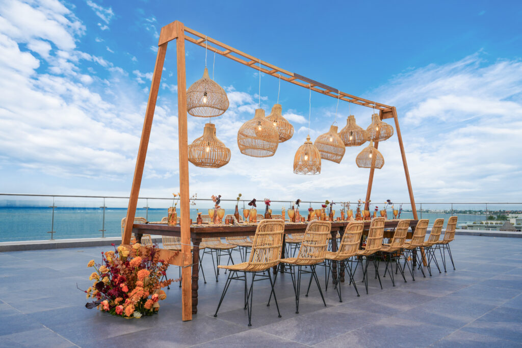 WEDDINGS-P-ARCHITECTURE-ISLAND-RESERVE-SKY-DECORATED-ANGLE-HANGING-LAMPS